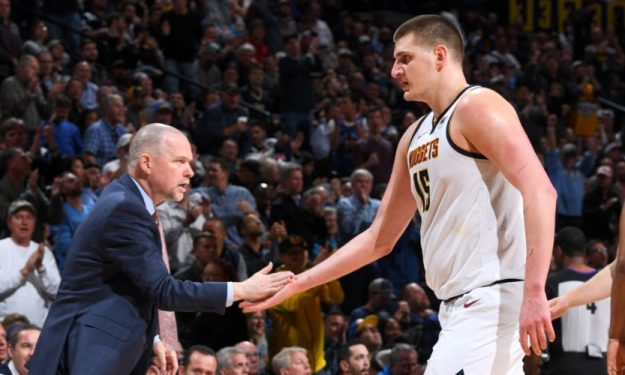 上一次对阵安哥拉：梅西斯卡洛尼替补登场，阿亚拉百场（上回交锋安哥拉：梅西、斯卡洛尼替补亮相，阿亚拉完成百场里程碑）