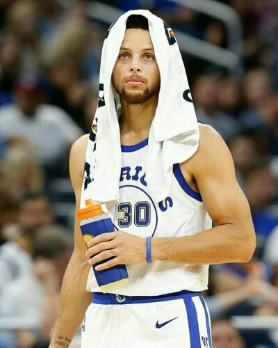 致敬，王刚庆祝足协杯冠军时背后写着：献给我们的主帅塞蒂恩（王刚庆足协杯封王，背后字样致敬主帅塞蒂恩）