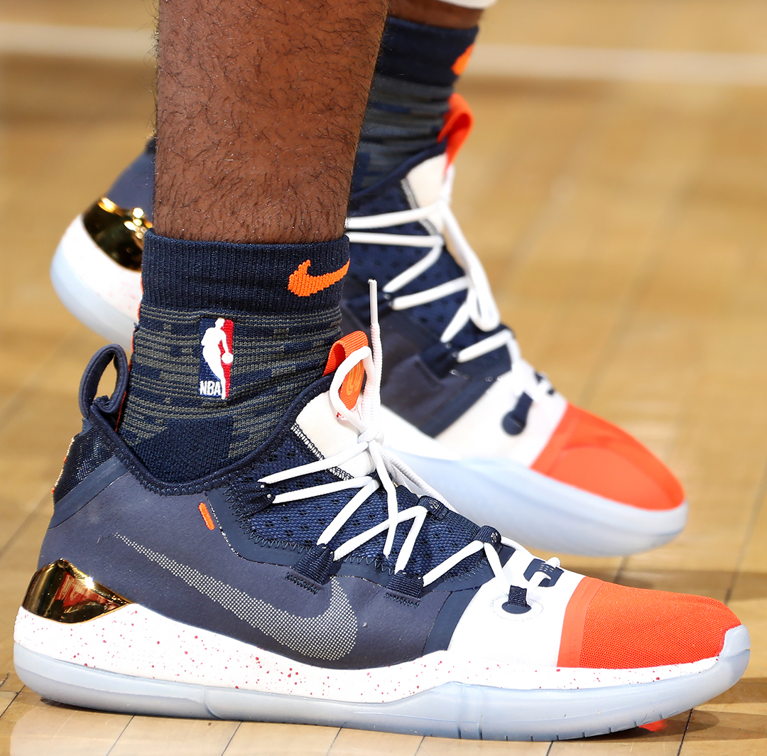 库里火力全开，斯普利特竭尽全力，比赛依旧胶着进行（库里手感炸裂，斯普利特拼到极致，比分始终胶着）