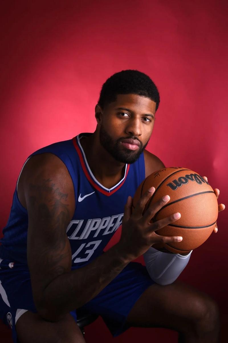 荣耀时刻，王燊超代表实现三连冠的上海海港捧起火神杯（高光时刻：王燊超代表三连冠上海海港高举火神杯）