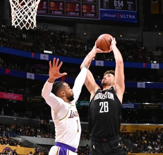 篮球勇士替补中锋封盖高效，数据亮眼（勇士队替补中锋盖帽效率惊人，数据抢眼）