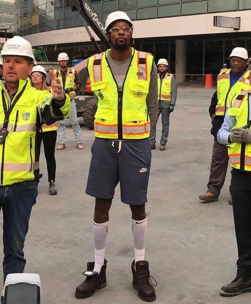 TA：应布拉格斯拉维亚方面要求，热刺主场的LGBTQ+旗帜被移走（TA：热刺主场应布拉格斯拉维亚请求撤下LGBTQ+旗帜）