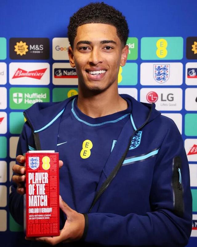 贝尔纳代斯基锁骨手术成功，恢复期约为六周（贝尔纳代斯基锁骨手术顺利完成，预计六周恢复）